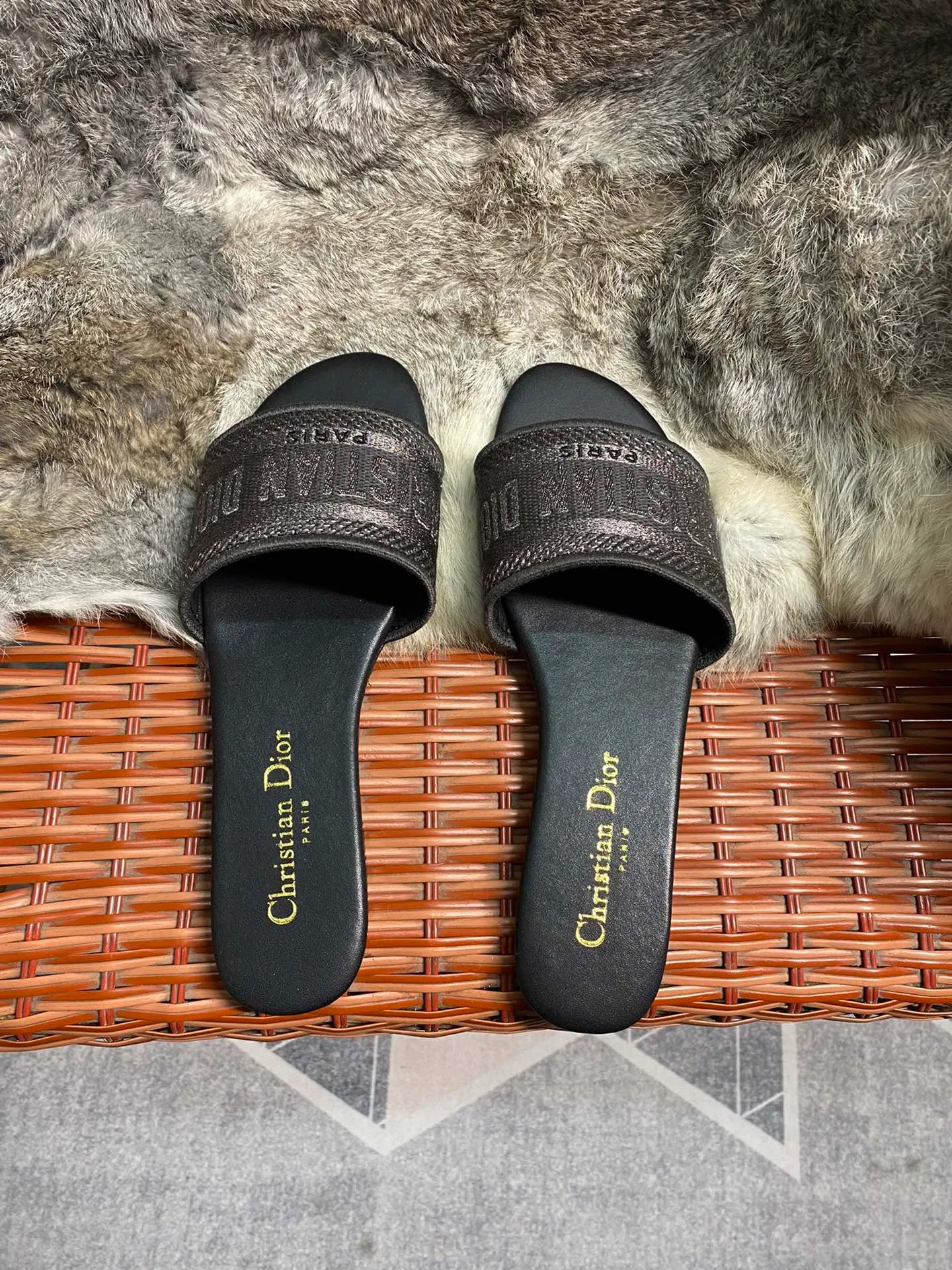 P360👟👟 Women's Shoe Factory Dior Dior West Coast Hawaiian Style, Logo Woven Canvas Slippers®️Classic and High-Quality Beauty Works The Hottest Spring and Summer Series at the Counter, Combining Temperament, Fashion, Classic and Enduring Design Style 😌The on-foot effect is particularly beautiful〰️ ⚠️ •Upper: original customized canvas computer embroidered Logo •Inner/foot pads: original customized sheepskin lining, sheepskin pad •Size:35-43